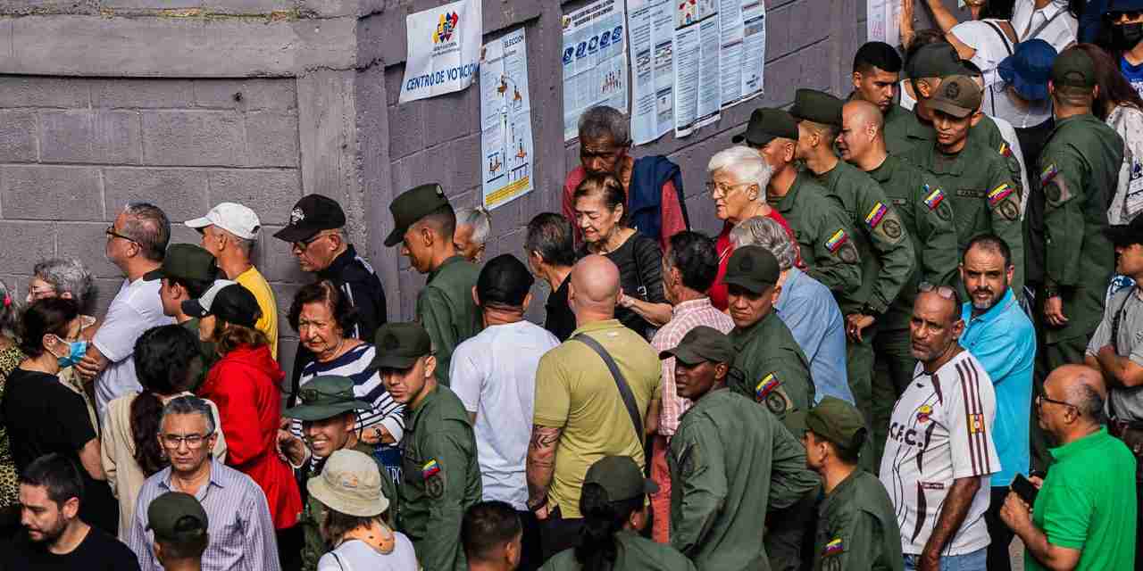 Hourslong Lines as Voters Surge to Polls in Venezuela’s Pivotal Election